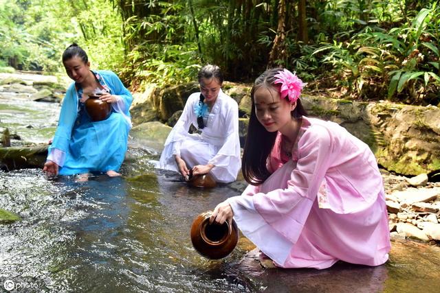 七夕節(jié)農(nóng)村的家里還韌針，烙“七巧餅”么？你們那里“七夕”都有什么風(fēng)俗習(xí)慣？